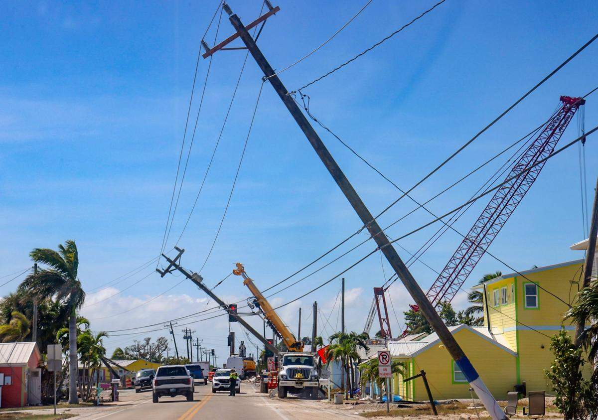 Vehículos transitan por los daños causados por los huracanes Ian y Milton, mientras el acceso a Matlacha se reduce a un puente de un solo carril. Hace dos años, el huracán Ian asestó un duro golpe a la pequeña Matlacha, una pintoresca colonia de artistas en el suroeste de Florida. El huracán Milton estuvo a punto de arrasarla. Sin embargo, unas 12 horas después del paso de Milton, el tendido eléctrico quedó inoperante, las viviendas sufrieron daños y los residentes intentaban retirar los escombros y reanudar sus actividades cotidianas el jueves 10 de octubre de 2024 en Matlacha, Florida.