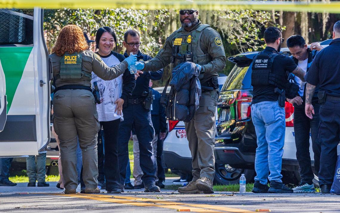 Federal agents detains a group of Chinese migrants along 11600 Old Cutler Road on Tuesday, Jan. 28, 2025.