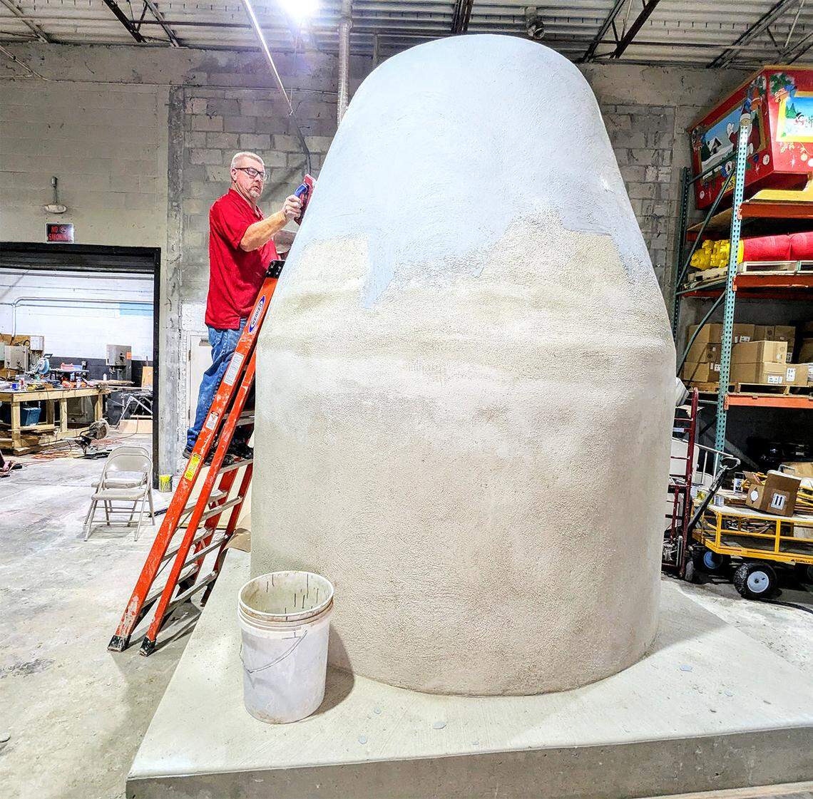 Una toma en progreso de la réplica del marcador dentro de un espacio de trabajo en mayo de 2025. Paul Cassidy, de Servicios Comunitarios, es una de las personas que trabajan en la boya temporal mientras el parque donde se encuentra la original se somete a reparaciones a fines del verano o principios del otoño de 2025.