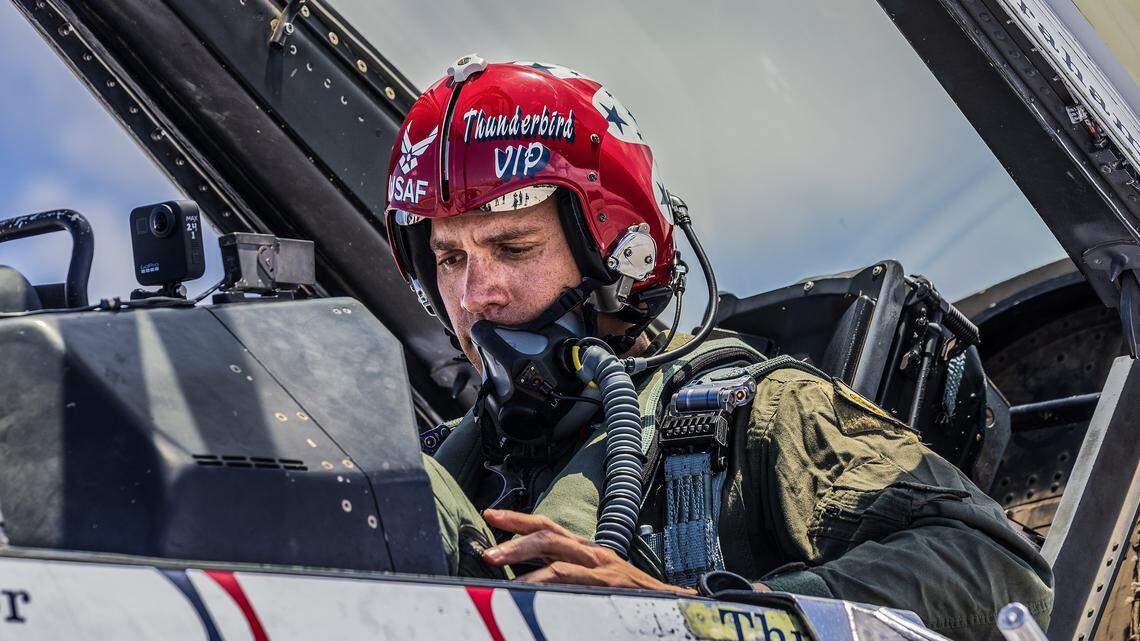 Former NFL star takes flight with Air Force Thunderbirds ahead of Air & Sea Show