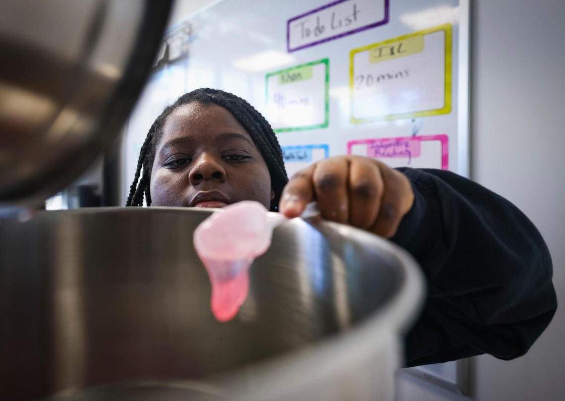 Albrielle trabaja en su proyecto de pasión haciendo brillos labiales durante la jornada escolar el jueves 5 de diciembre de 2024 en la microescuela Primer, un nuevo concepto de escuela en Liberty City. La escuela anima a los estudiantes mayores de secundaria a trabajar en estos proyectos de pasión durante las tardes.