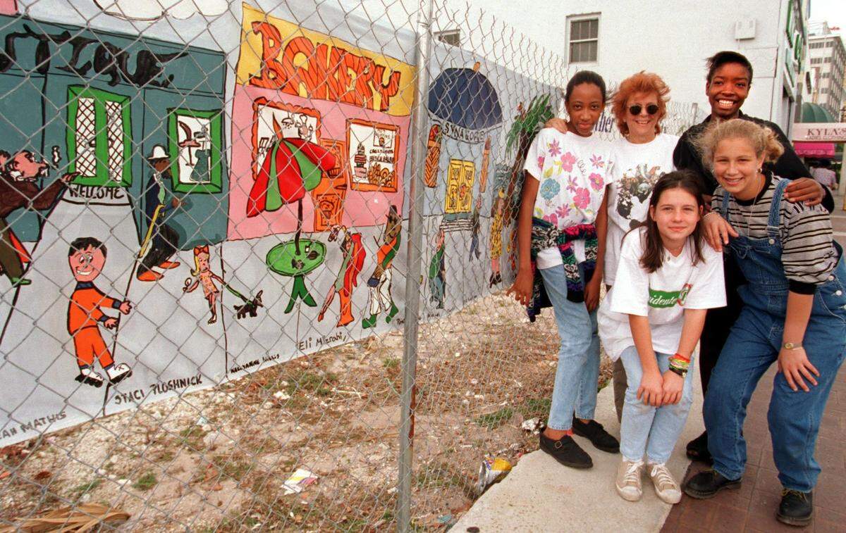 In 1999, City National Bank asked students from North Beach Elmentary, Nautilus Middle School and Miami Beach High to make posters illustrating Miami Beach. The banners were displayed on the fence surrounding the future site of City Naltional Bank on 41st Street and Royal Palm Avenue.