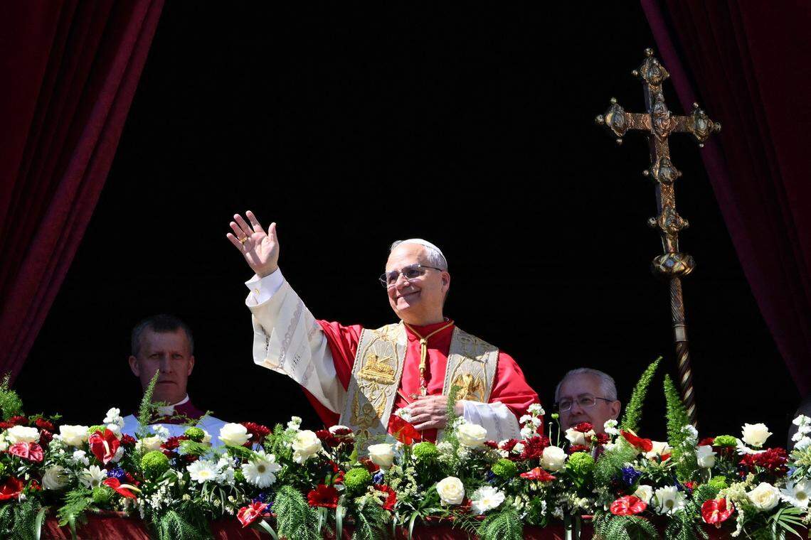 El papa León XIV saluda a la multitud desde el balcón principal de la basílica de San Pedro para el mensaje y la bendición Urbi et Orbi a la ciudad y al mundo como parte de las celebraciones de Pascua, en la plaza de San Pedro en el Vaticano, el pasado 5 de abril.