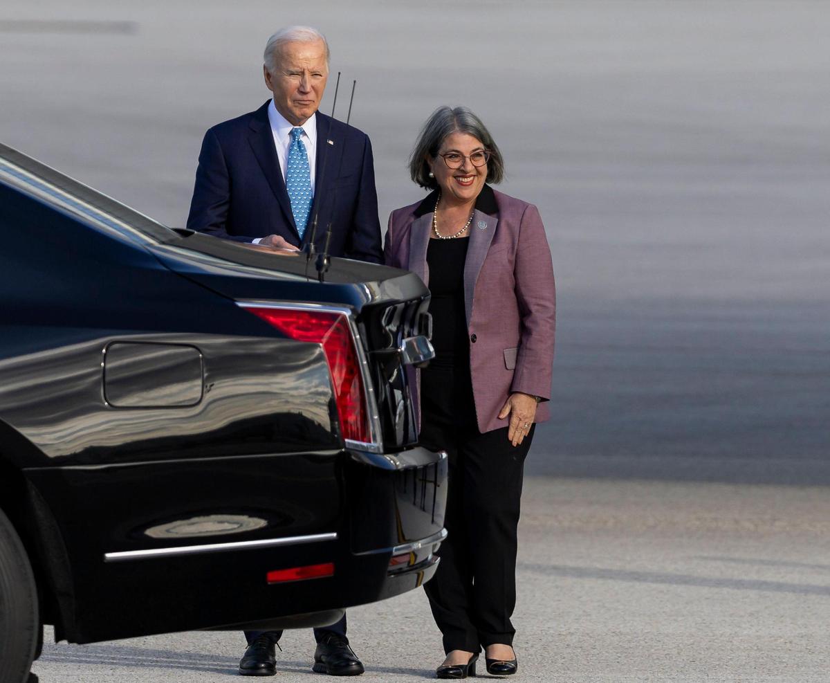 El presidente Joe Biden saluda a la alcaldesa de Miami-Dade, Daniella Levine Cava, en el Aeropuerto Internacional de Miami, el martes.