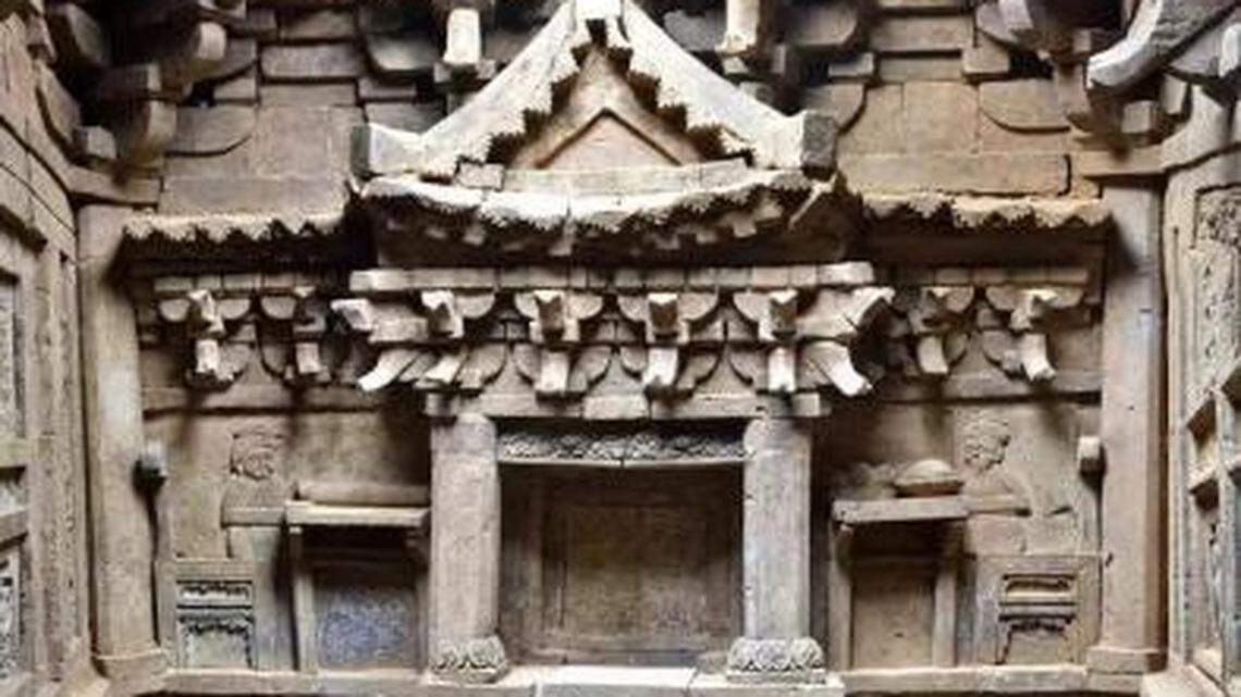 Archaeologists in Shanxi found an intricately-carved tomb from the Jin dynasty filled with 3 skeletons and several artifacts, photos show.