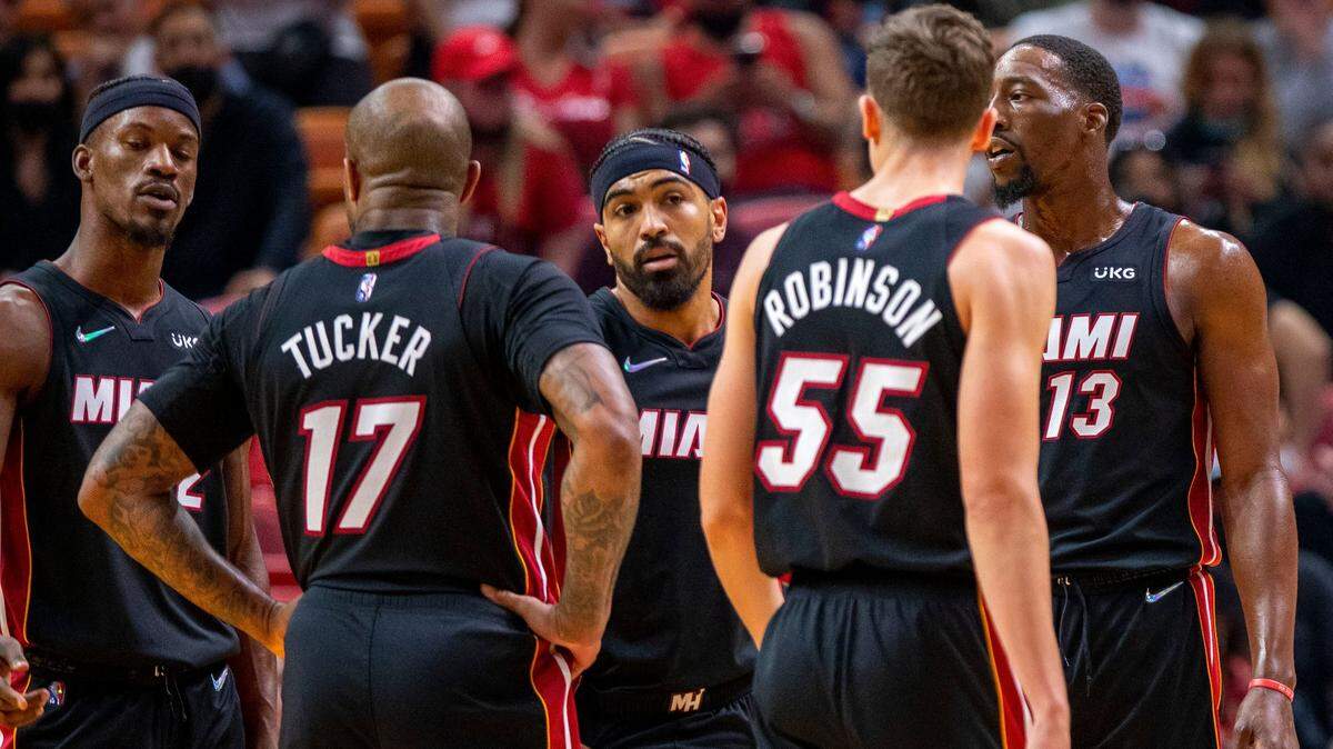 Miami Heat players huddle after the whistle after a Toronto Raptors foul during the third quarter of a game at FTX Arena in Miami on Monday, January 17, 2022.