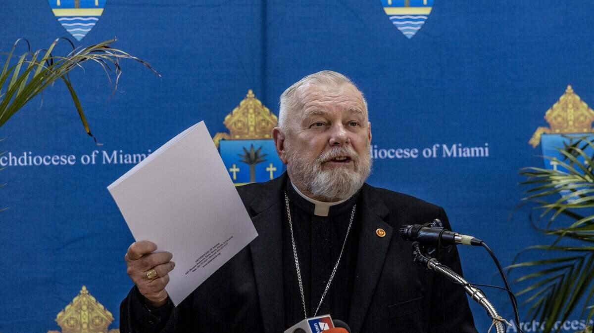El arzobispo Thomas Wenski habló durante una conferencia de prensa organizada por la Arquidiócesis de Miami para abordar la cancelación repentina de un contrato federal de 11 millones de dólares con Caridades Católicas, así como el impacto inmediato y a largo plazo en los servicios para menores no acompañados y la misión humanitaria general de la arquidiócesis. 