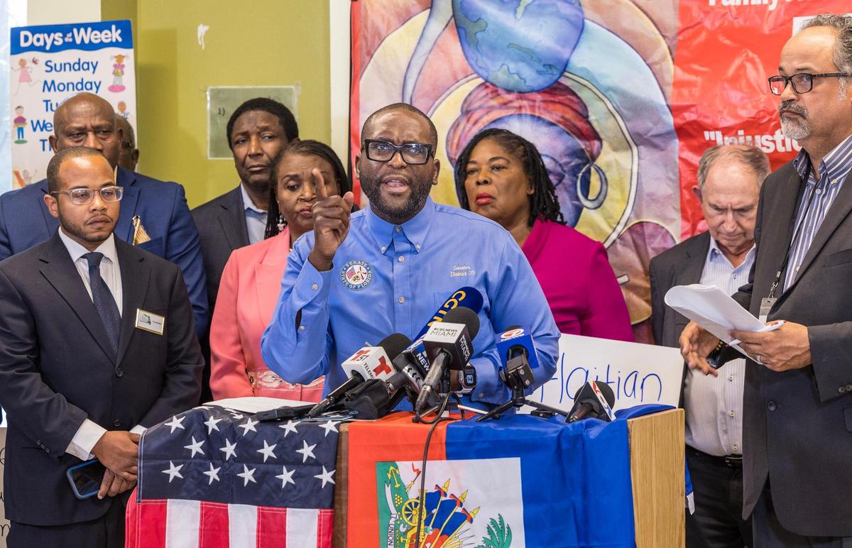 El senador Shevrin D. “Shev” Jones habla acompañado de funcionarios electos locales y estatales durante una conferencia de prensa convocada por el Movimiento de la Red de Acción Familiar para discutir la revocación del TPS de Haití por parte de la administración del presidente Trump, que afecta a miles de familias haitianas, el viernes 21 de febrero de 2025.