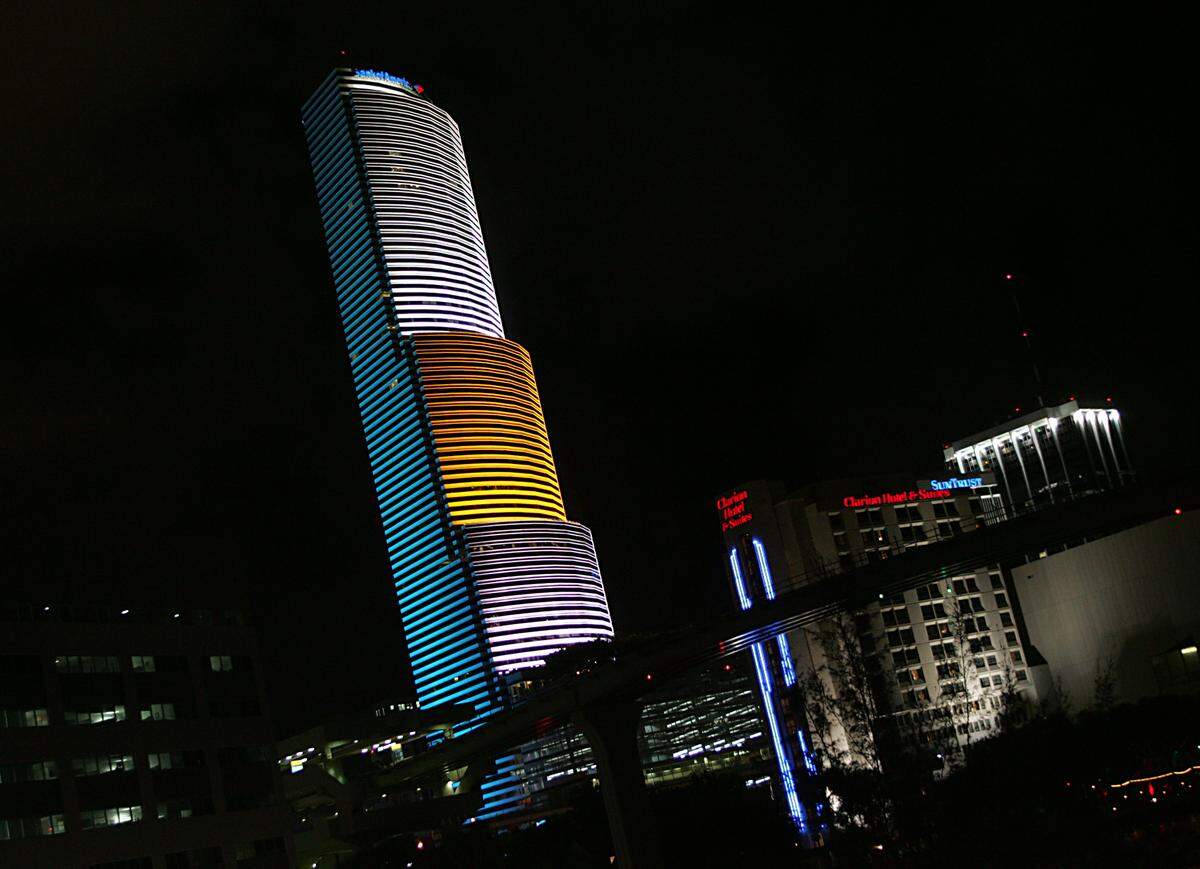 Here is a look at the tower and its lights in 2004.