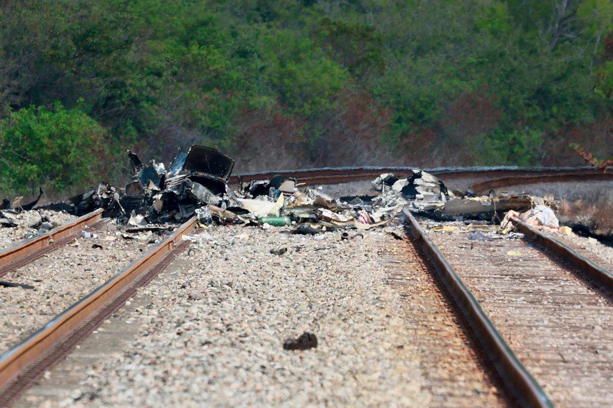 A small plane crashed on the railroad tracks beneath the overpass at Glades Road and Military Trail near Interstate 95 in Boca Raton on Friday, April 11, 2025. (Mike Stocker / South Florida Sun Sentinel)