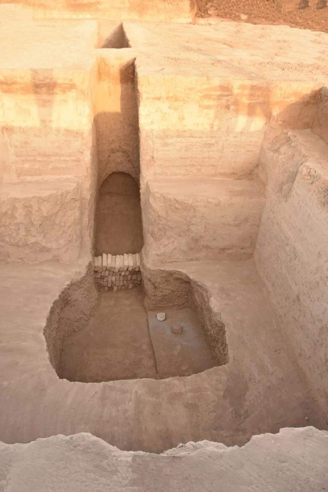 A panoramic view of a Wei dynasty tomb.