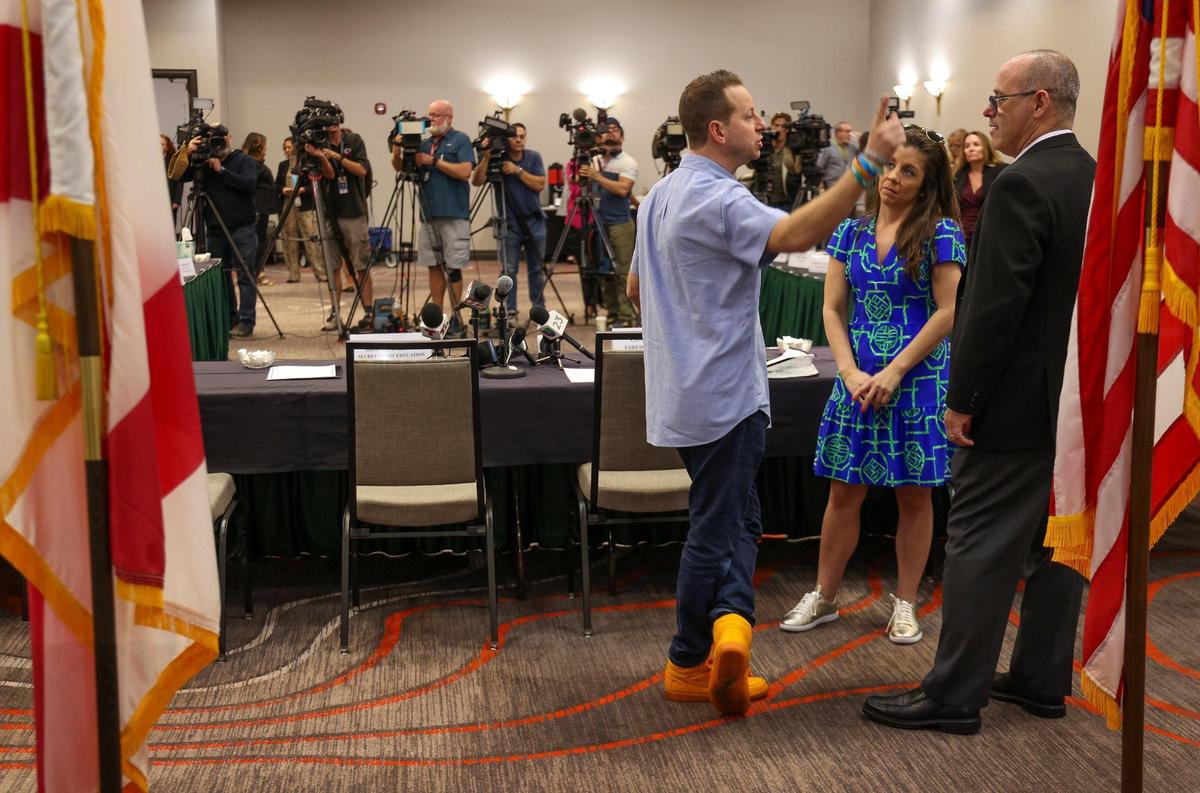 El legislador Jared Moskowitz, a la izquierda, conversa con Fred Guttenberg, a la derecha, antes de comenzar la mesa redonda del secretario Cardona en el Fort Lauderdale Marriot Coral Springs Hotel &amp; Convention Center, en Parkland, Florida. El secretario de Educación de EEUU, Miguel Cardona, participó en una mesa redonda con los padres de las víctimas del tiroteo masivo por invitación de Moskowitz en relación con la seguridad escolar y la salud mental después de visitar la Secundaria Marjory Stoneman Douglas, el lunes 22 de enero de 2024, en Parkland, Florida.
