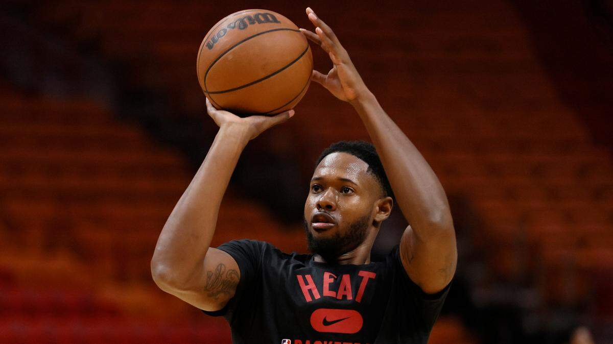El delantero del Heat Haywood Highsmith practica antes del inicio de su partido contra los Mavericks de Dallas, el 15 de febrero de 2022 en Miami.