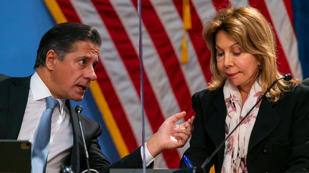 Miami-Dade Public Schools Superintendent Alberto Carvalho talks with Board member Marta Pérez during a special meeting held at the School Board’s headquarters in Miami on Jan. 18.