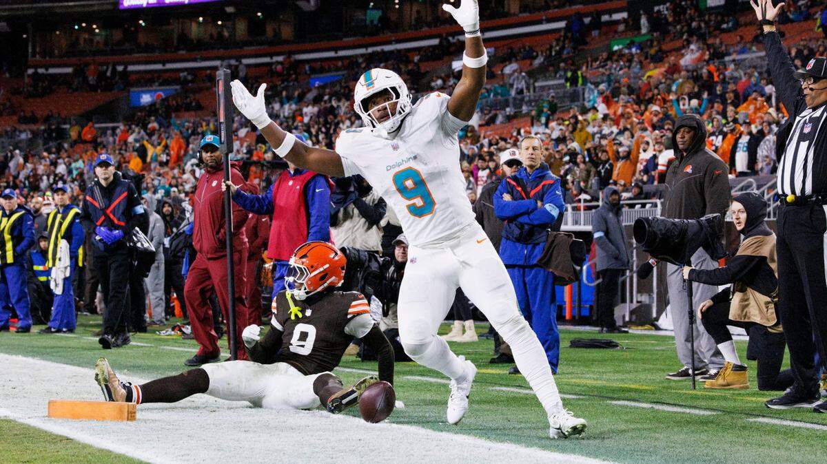 Miami Dolphins tight end Jonnu Smith (9) scores a touchdown by crossing the plane while being tackled by Cleveland Browns safety Grant Delpit (9) during the second half of a football game on Sunday, Dec. 29, 2024, at Huntington Bank Field in Cleveland, Ohio.