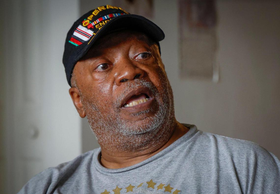 David Murry, de 67 años, un veterano estadounidense discapacitado y anteriormente sin hogar, habla sobre la política federal sobre personas sin hogar desde su casa en Miami, Florida, el jueves 26 de junio de 2025.