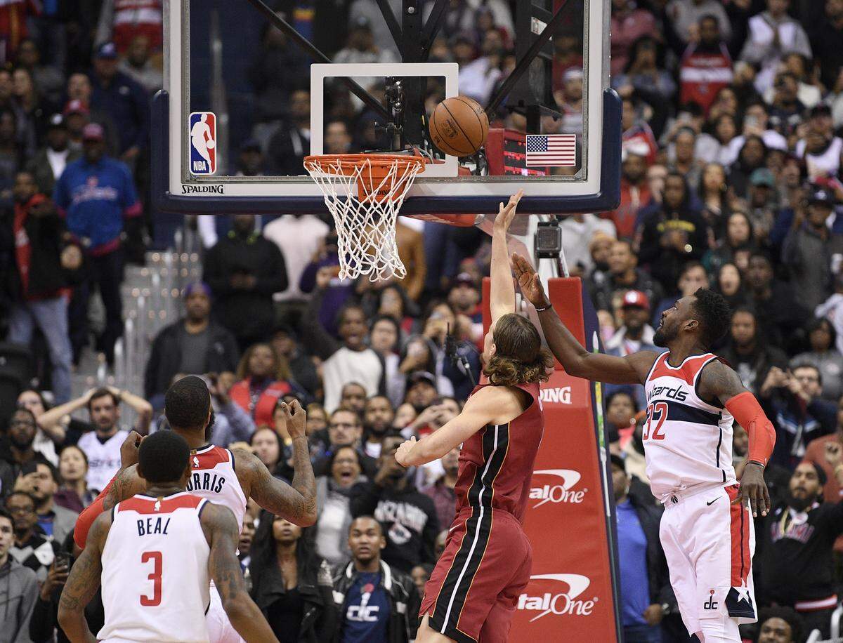 Miami Heat forward Kelly Olynyk, second from right, puts up a shot against Washington Wizards forward Jeff Green (32) during the closing seconds of the second half of an NBA basketball game, Thursday, Oct. 18, 2018.