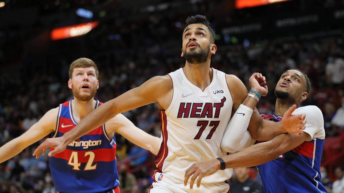 El pívot del Heat Omer Yurtseven (77) lucha por un rebote con Daniel Gafford, de los Washington Wizards, en el  partido celebrado el 28 de diciembre de 2021.