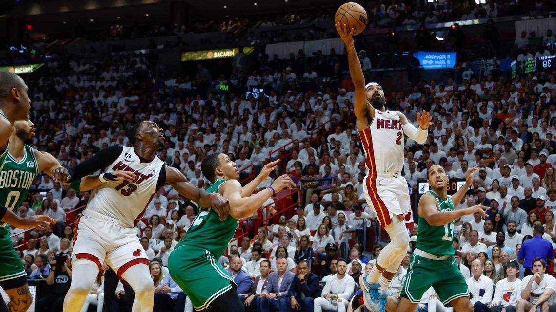 El armador del Heat, Gabe Vincent entra al aro contra los Celtics en el Juego 4 de las Finales de la Conferencia Este, celebrado el 23 de mayo de 2023 en Miami.