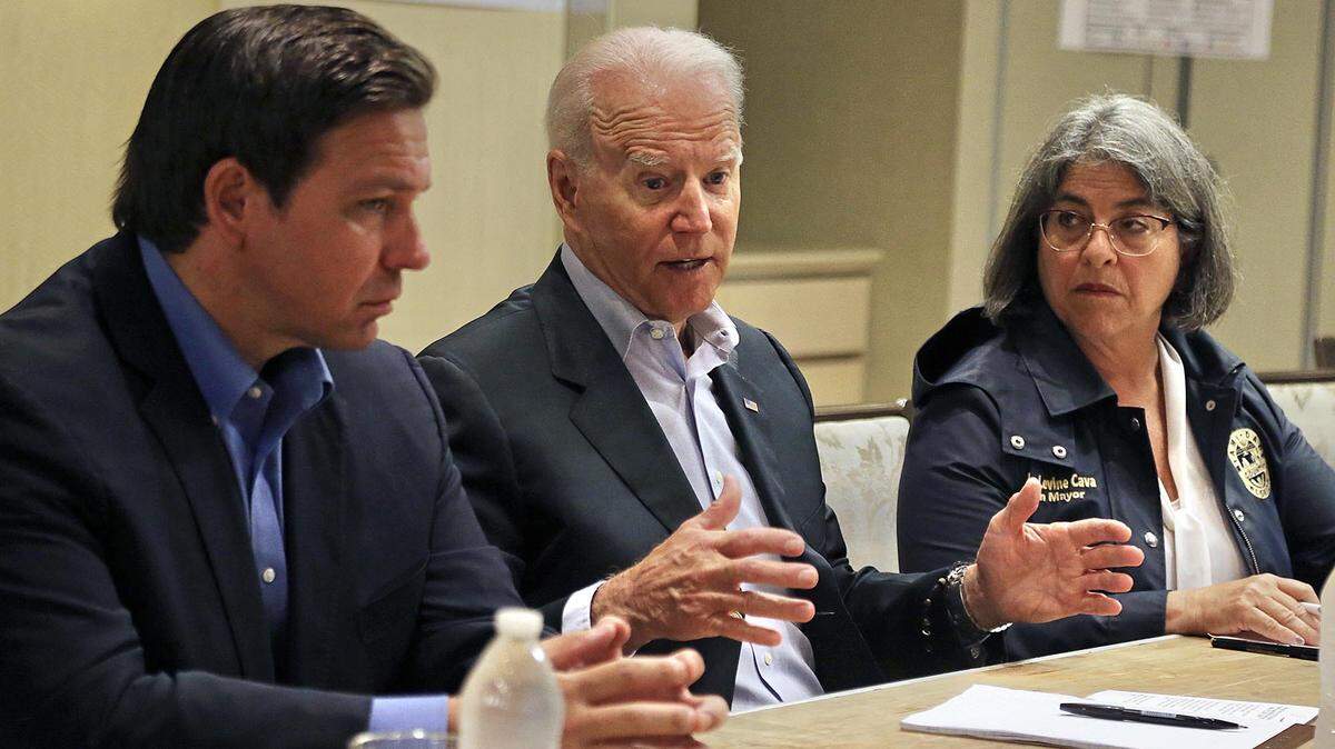 El presidente Joe Biden durante una reunión con funcionarios en el Hotel St. Regis el jueves 1º de julio de 2021. El gobernador de la Florida, Ron DeSantis (izquierda), y la alcaldesa de Miami-Dade, Daniella Levine Cava (derecha), están sentados con el presidente.