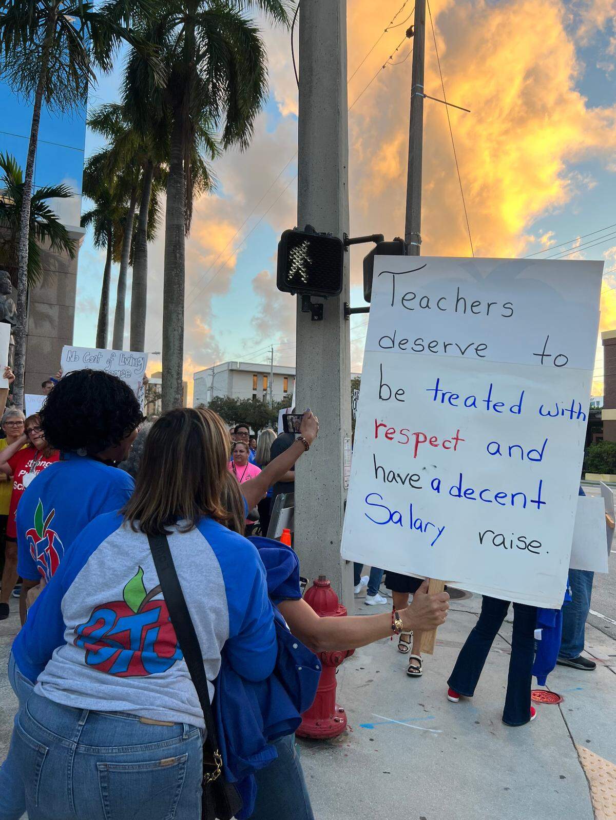 Maestros de Broward reunidos para exigir una mayor remuneración afuera de Kathleen C. Wright Administration Center, en Fort Lauderdale, durante la reunión de la Junta Escolar el miércoles 8 de noviembre de 2023.