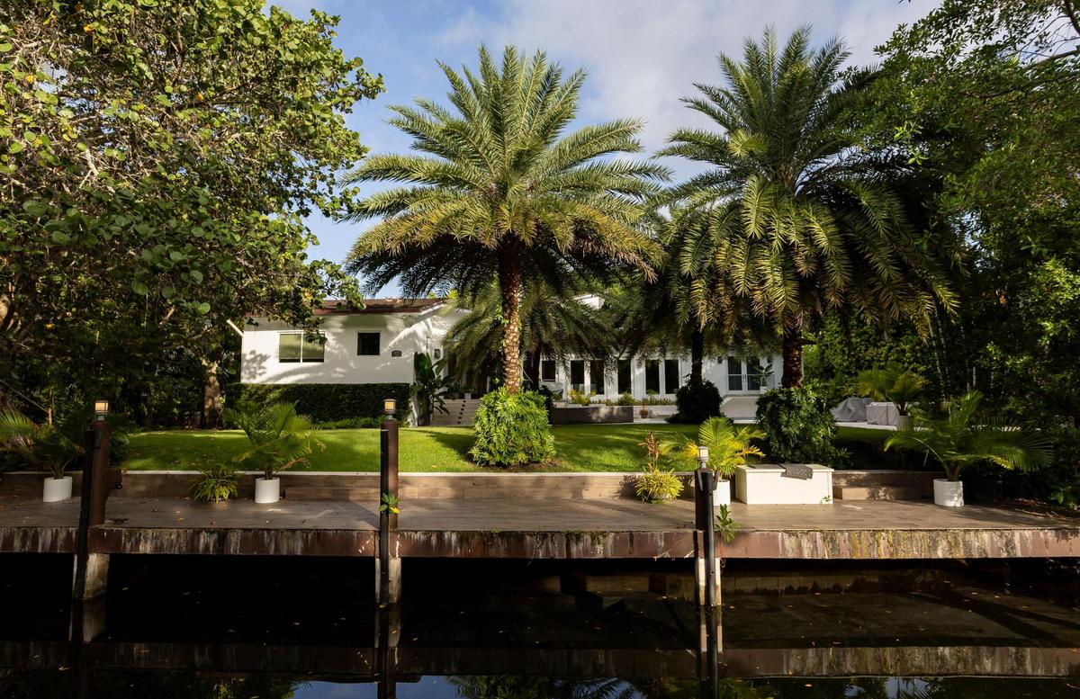 Vista del patio trasero del urbanizador inmobiliario Rishi Kapoor el lunes 14 de agosto de 2023, en Coral Gables, Florida.