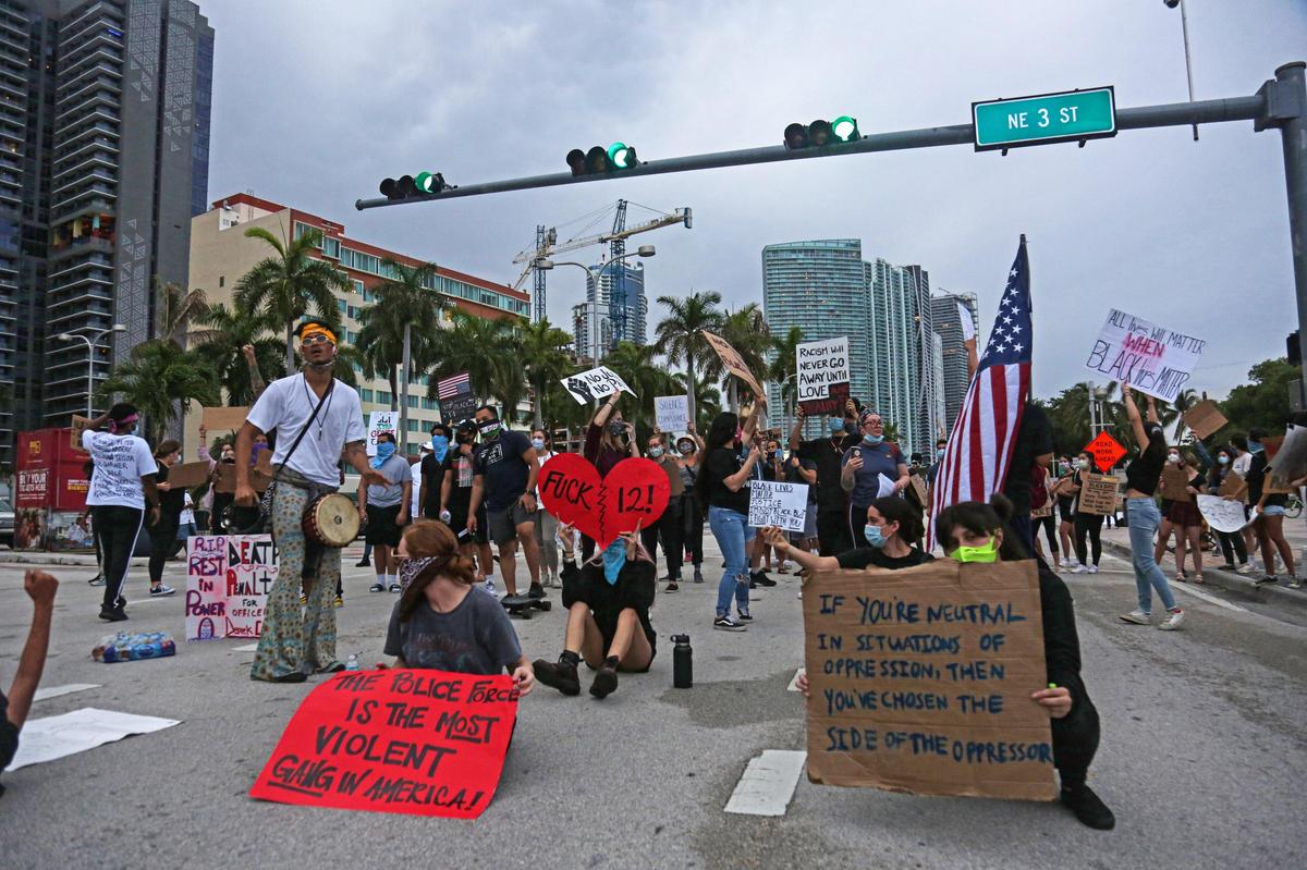 Manifestantes bloquean la NE 3 Ave. en Biscayne Boulevard, en el downtown de Miami, el miércoles 3 de junio de 2020.