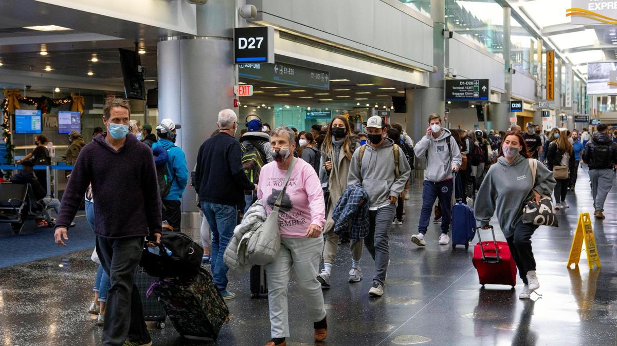 Las mascarillas siguen siendo requeridas en los aeropuertos de Estados Unidos y en los aviones que viajan hacia, dentro o fuera de Estados Unidos.