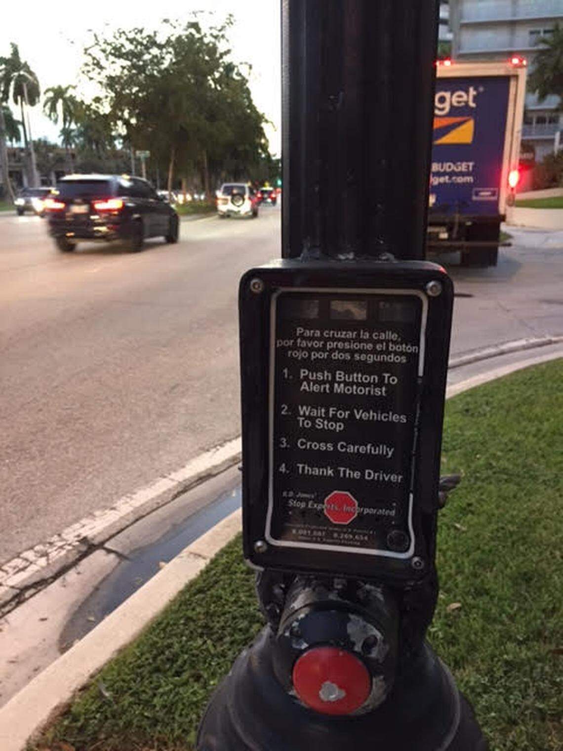 En este cruce de peatones, en South Bayshore Dr. junto a Fresh Market, no se activan las luces intermitentes que alertan a los conductores que hay personas esperando para cruzar.