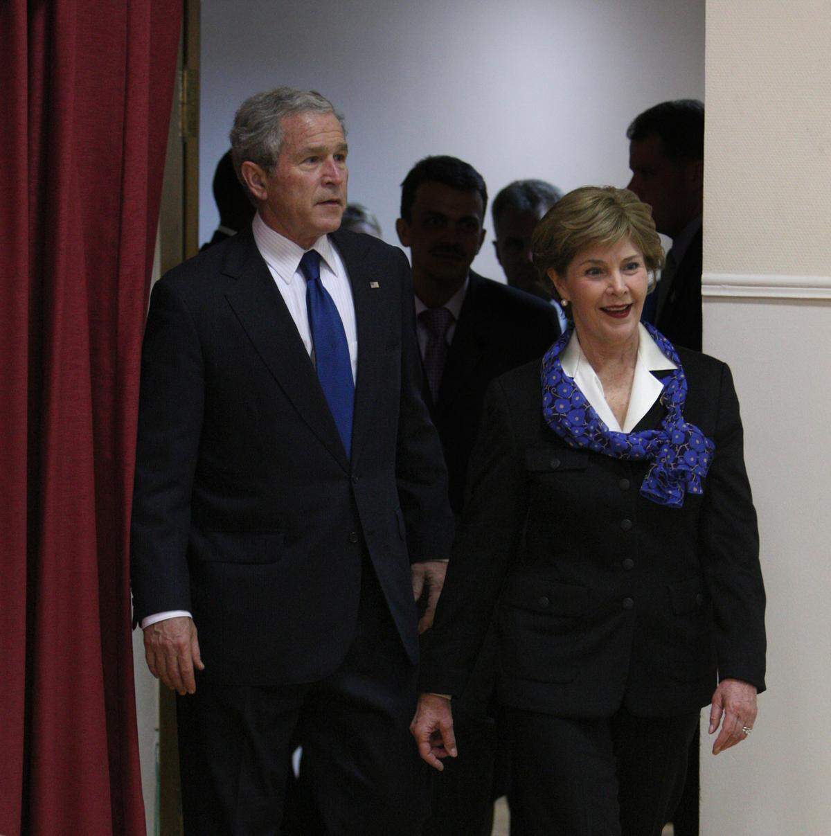george w bush with wife laura bush