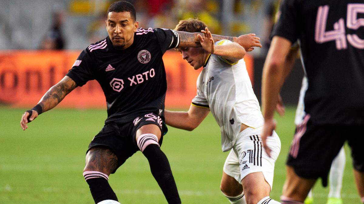 El mediocampista del Inter Miami Gregore (izq.) lucha por el balón contra Aidan Morris, de Columbus Crew, en el partido celebrado en Columbus, Ohio, el 31 de agosto de 2022.
