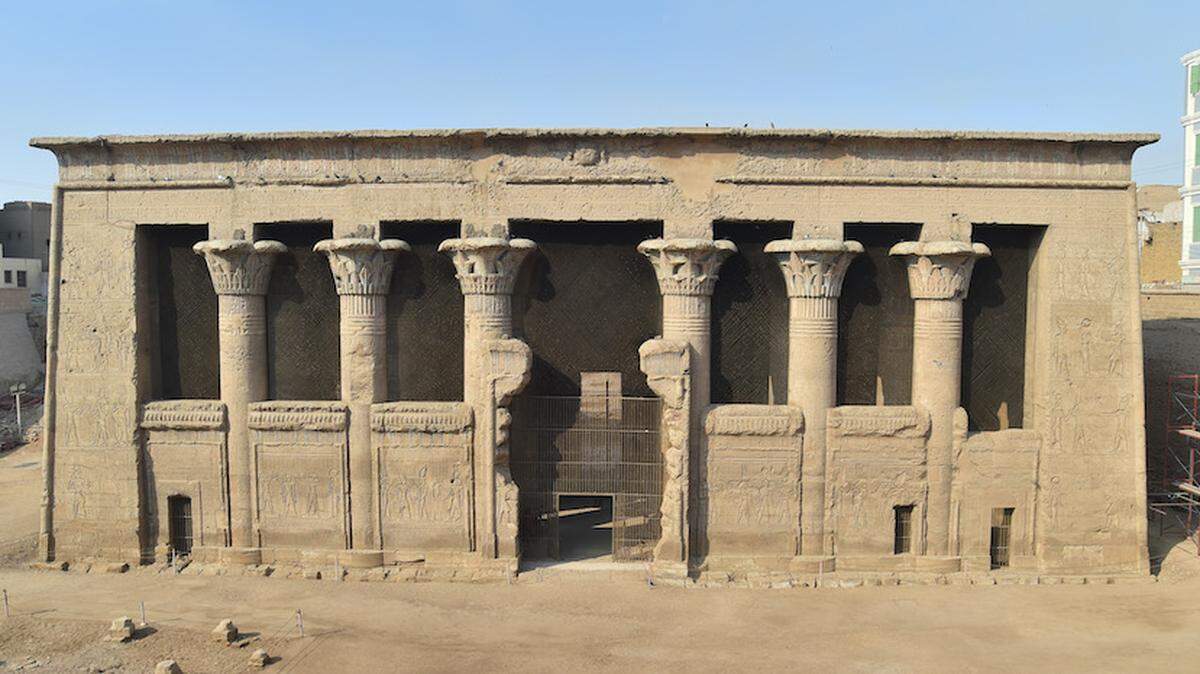 Archaeologists restoring the 1,800-year-old Temple of Khnum in Esna uncovered zodiac symbols and constellations on the ceiling, photos show.