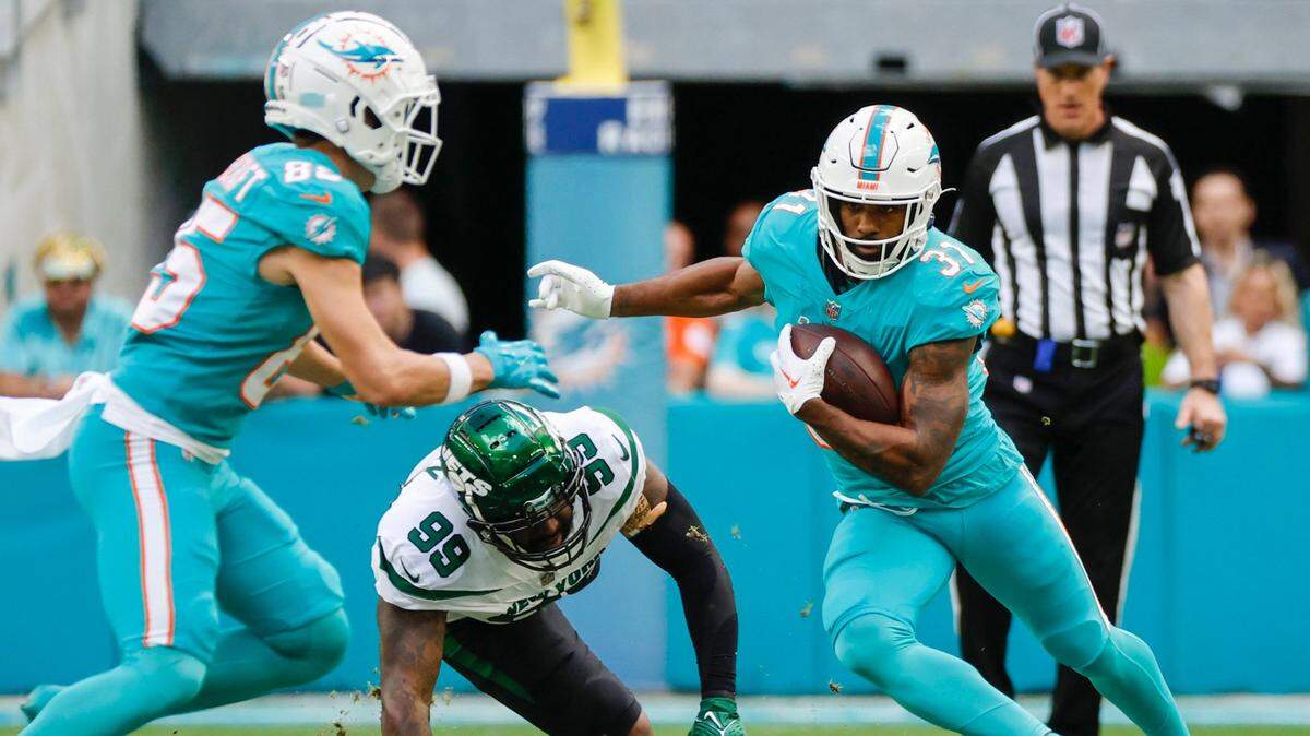 Miami Dolphins running back Raheem Mostert (31) carries for yardage in the first quarter during the game against the New York Jets at Hard Rock Stadium in Miami Gardens on Sunday, January 8, 2023.