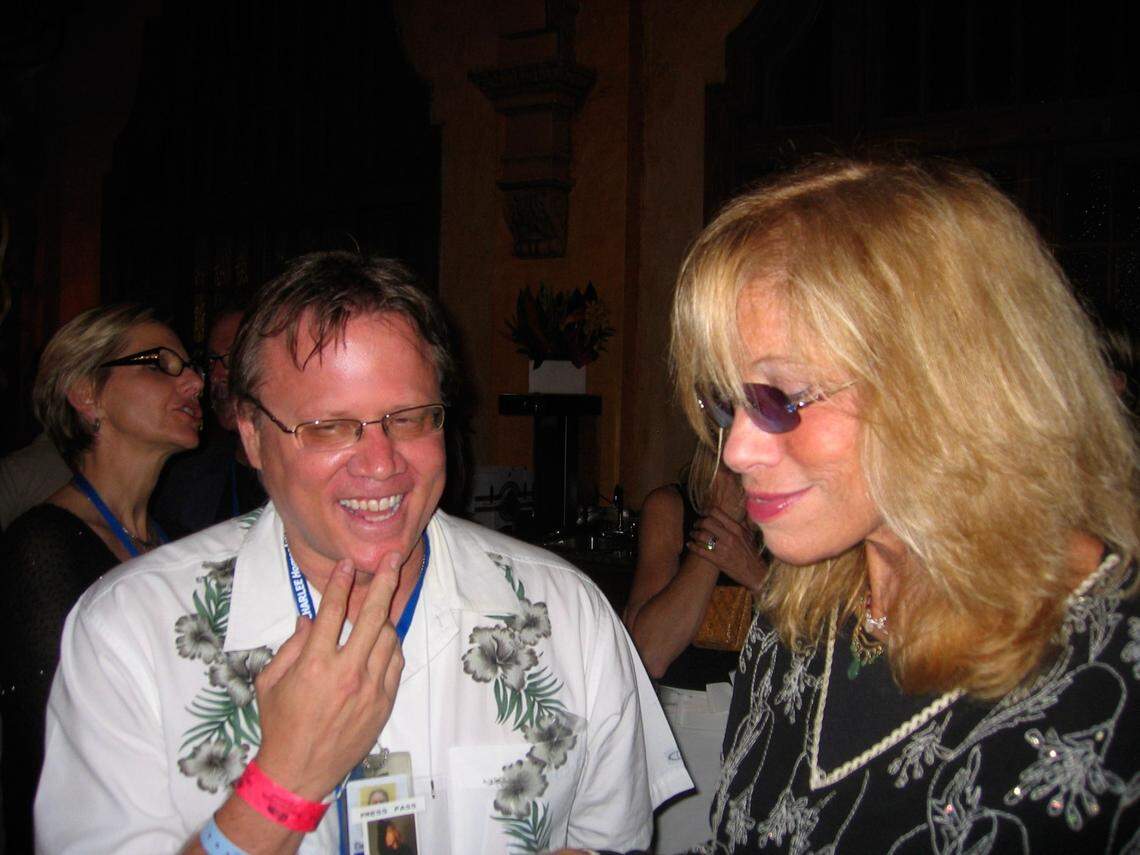 The Miami Herald’s Howard Cohen and singer-songwriter Carly Simon share a laugh upstairs at the Gusman Center after her May 16, 2008, concert at the Miami landmark.