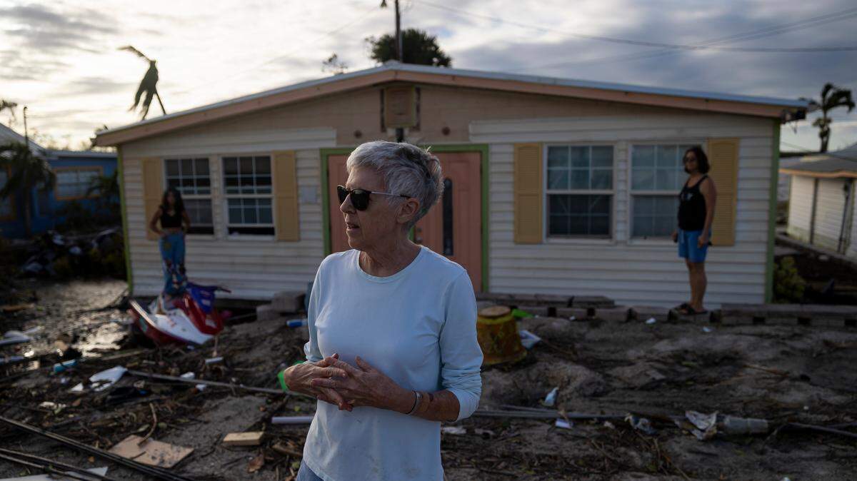 La mayoría de los clientes de Florida Power & Light pueden esperar que el servicio se recupere en una semana, según el presidente ejecutivo de la empresa, Eric Silagy. Arriba: Vickie Stokes, quien sobrevivió al huracán Ian, habla de su experiencia el jueves 29 de septiembre de 2022, en Matlacha, la Florida