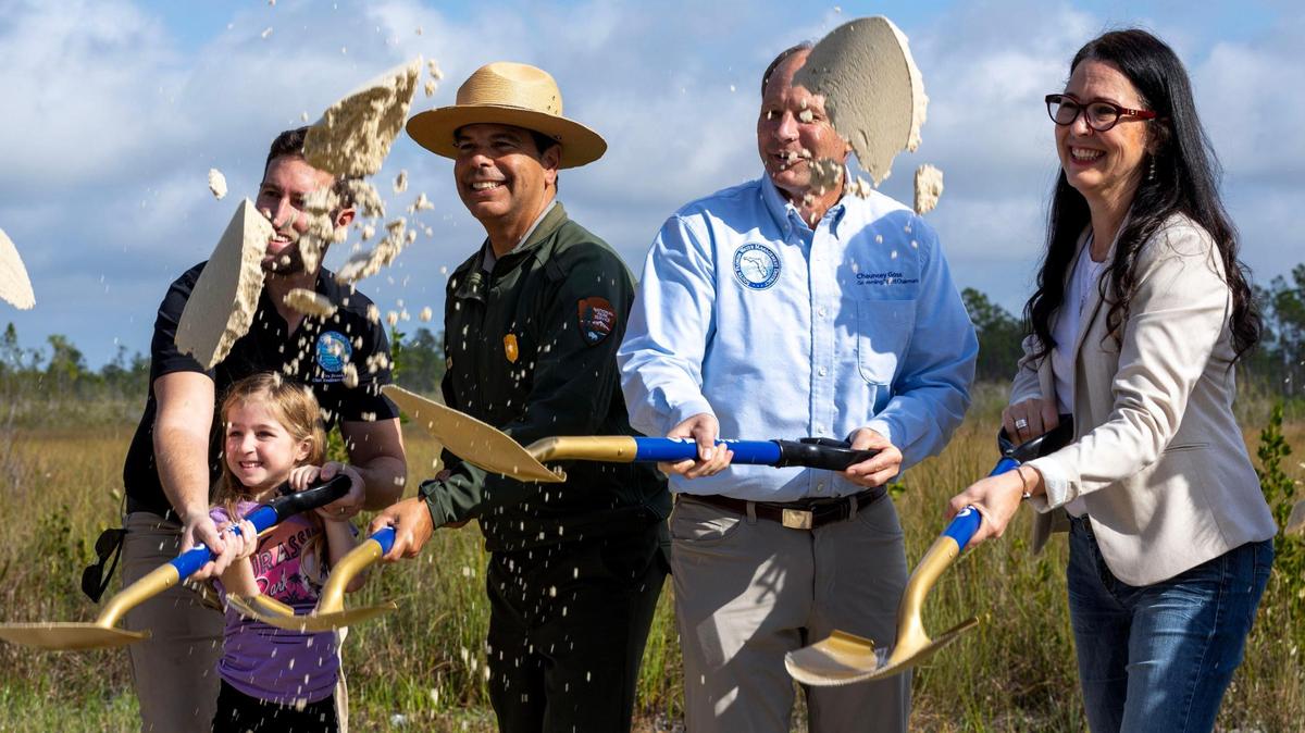 Activistas a favor de la restauración de los Everglades tras una conferencia de prensa en la que anunciaron el Proyecto de Mejora del Caudal de Taylor Slough, que realizará modificaciones adicionales en la Old Ingraham Highway (OIH) para mejorar la conectividad hidrológica y ecológica de las aguas superficiales de Taylor Slough en el Parque Nacional de los Everglades, en el Centro de Visitantes Ernest F. Coe de Homestead, Florida, el jueves 26 de enero de 2023. El objetivo del Proyecto de Mejora del Caudal de Taylor Slough es reducir los impedimentos y bloqueos del caudal de agua dulce hacia Taylor Slough causados por la Old Ingraham Highway.