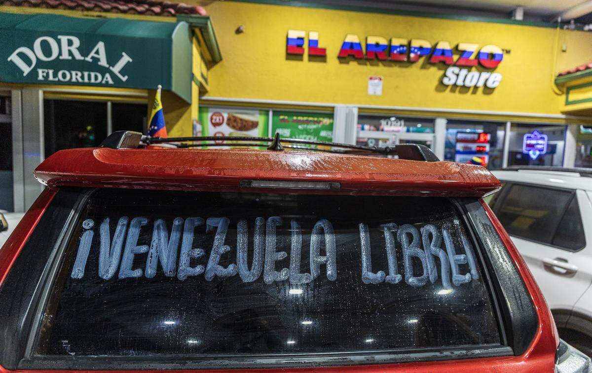Exiliados venezolanos que viven en el sur de Florida celebraron frente al restaurante El Arepazo en Doral, Florida, después de que Estados Unidos atacara Venezuela y capturara al líder venezolano Nicolás Maduro, el 3 de enero de 2026.