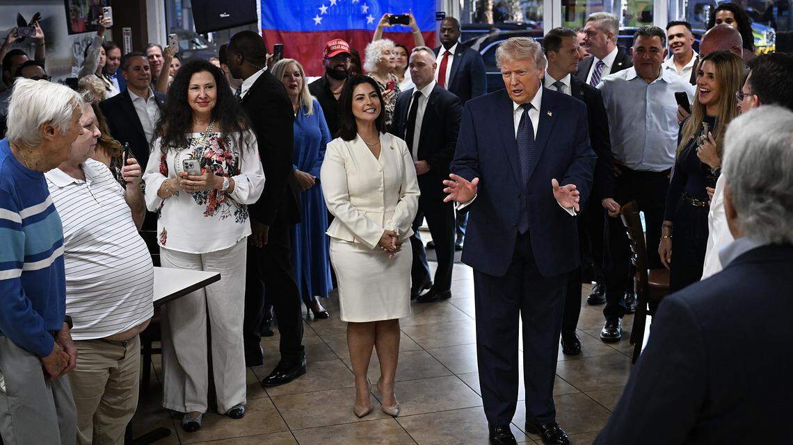Trump visita restaurante en Doral meses después de que el dueño criticara su mano dura contra migrantes venezolanos