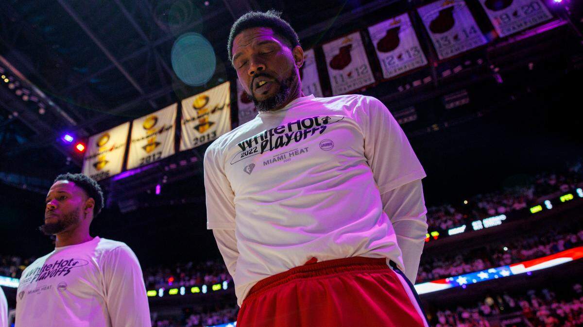 El alero del Miami Heat, Udonis Haslem (40), escucha el himno nacional antes del inicio del Juego 7 de las finales de la Conferencia Este contra los Boston Celtics en el FTX Arena de Miami el 29 de mayo de 2022.