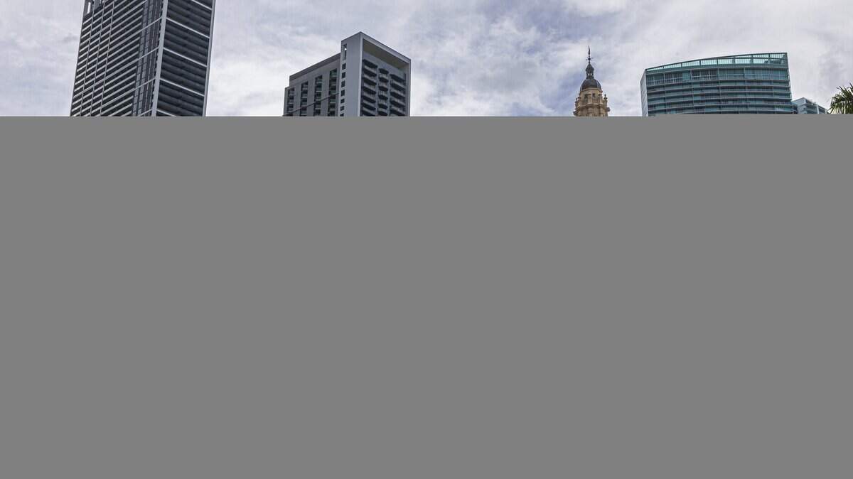 La icónica Torre de la Libertad, resguardada entre los rascacielos del downtown de Miami.