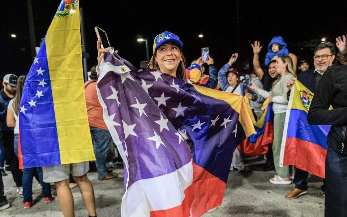 Kirvin Suarez se encontraba entre un grupo de exiliados venezolanos que celebraban frente a El Arepazo en Doral, Florida, después de que Estados Unidos atacara Venezuela y capturara al líder venezolano Nicolás Maduro, el 3 de enero de 2026.