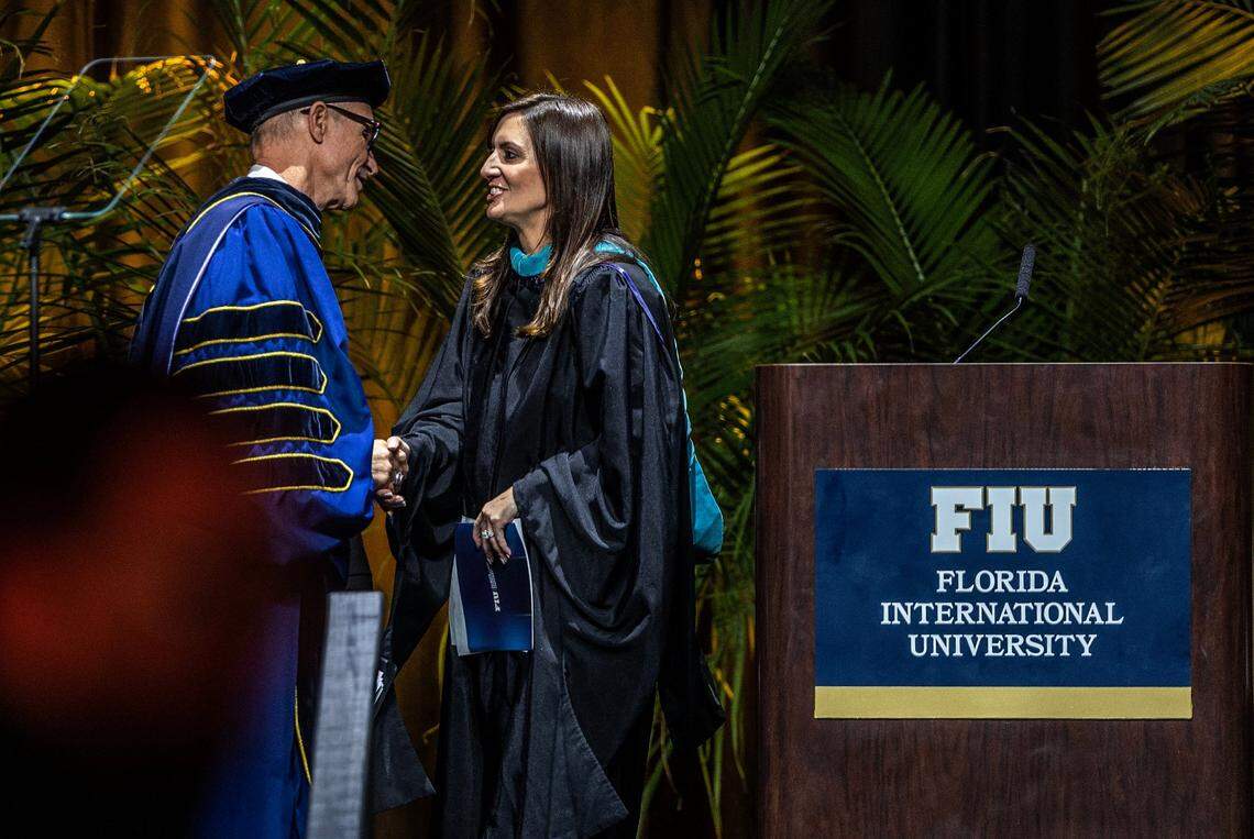La vicegobernadora de Florida, Jeanette Núñez, saluda al sexto presidente de FIU, Kenneth A. Jessell, durante su ceremonia de investidura presidencial en el Centro de Convocatoria Ocean Bank, en el campus Modesto A. Maidique de la Universidad Internacional de Florida en Miami, el jueves 18 de mayo de 2023.