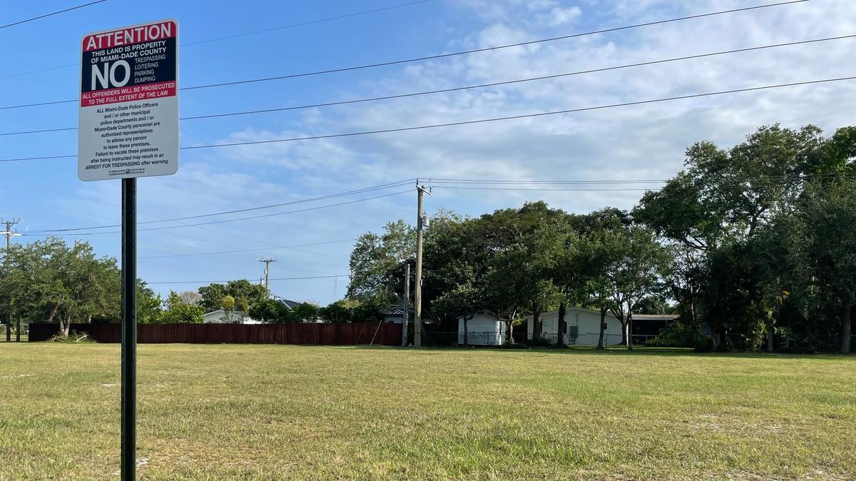 Miami-Dade County owns 2 acres in Palmetto Bay that neighboring property owners would like to purchase. Palmetto Bay wants it, too, for a park that the owners say will be a nuisance for their small neighborhood.