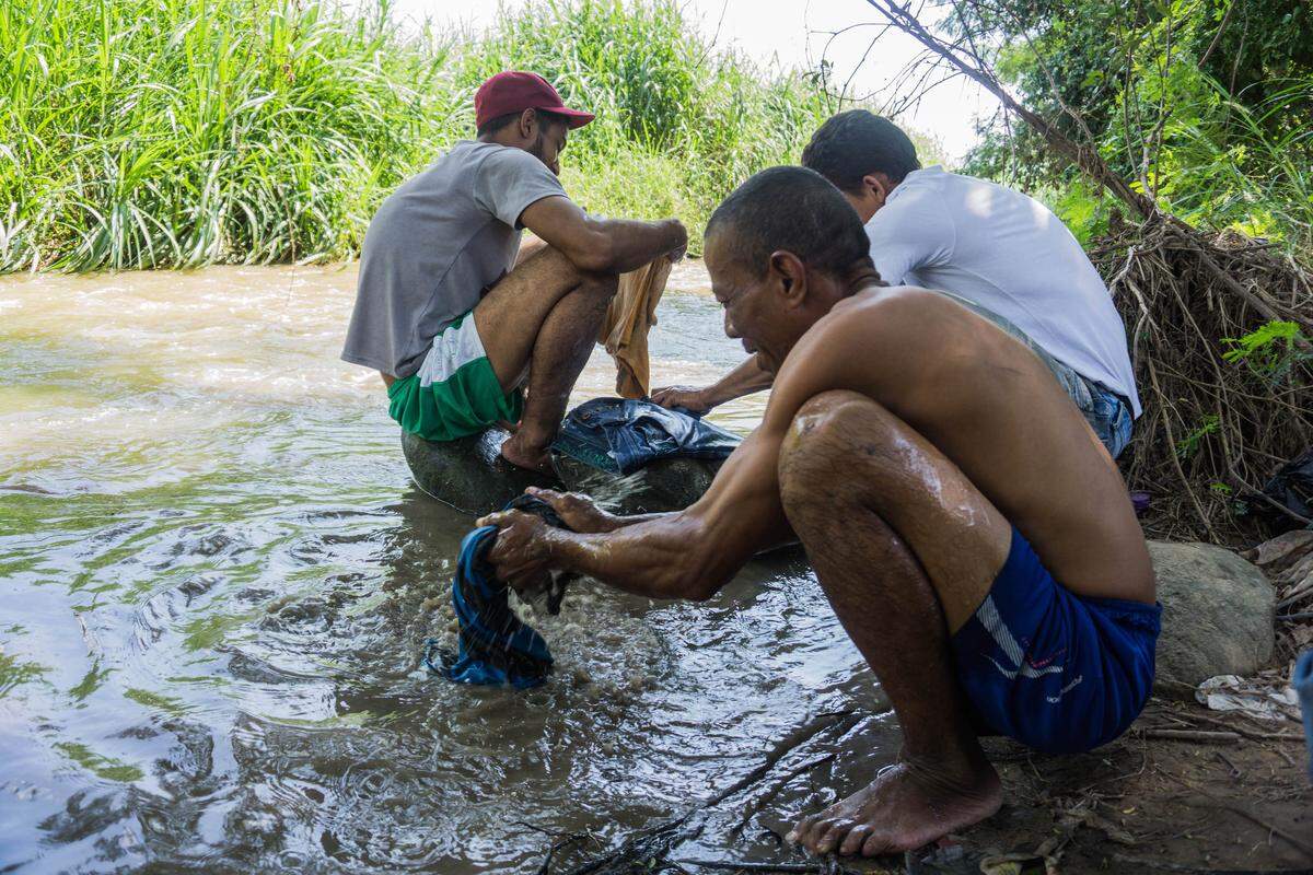 Venezuelan refugees and migrants stranded in the Colombian border city Cúcuta are left to fend for themselves and wash their bodies and their clothing in the dirty Pamplonita River that flows straight through the city’s center.