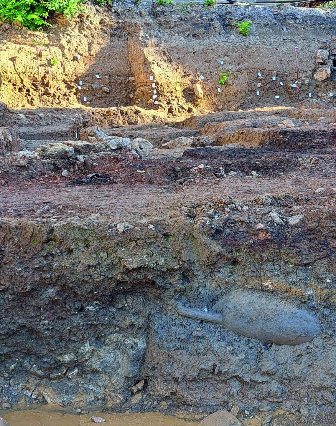 The crawl space under one warehouse was created by using recycled amphorae, a type of Roman pot.