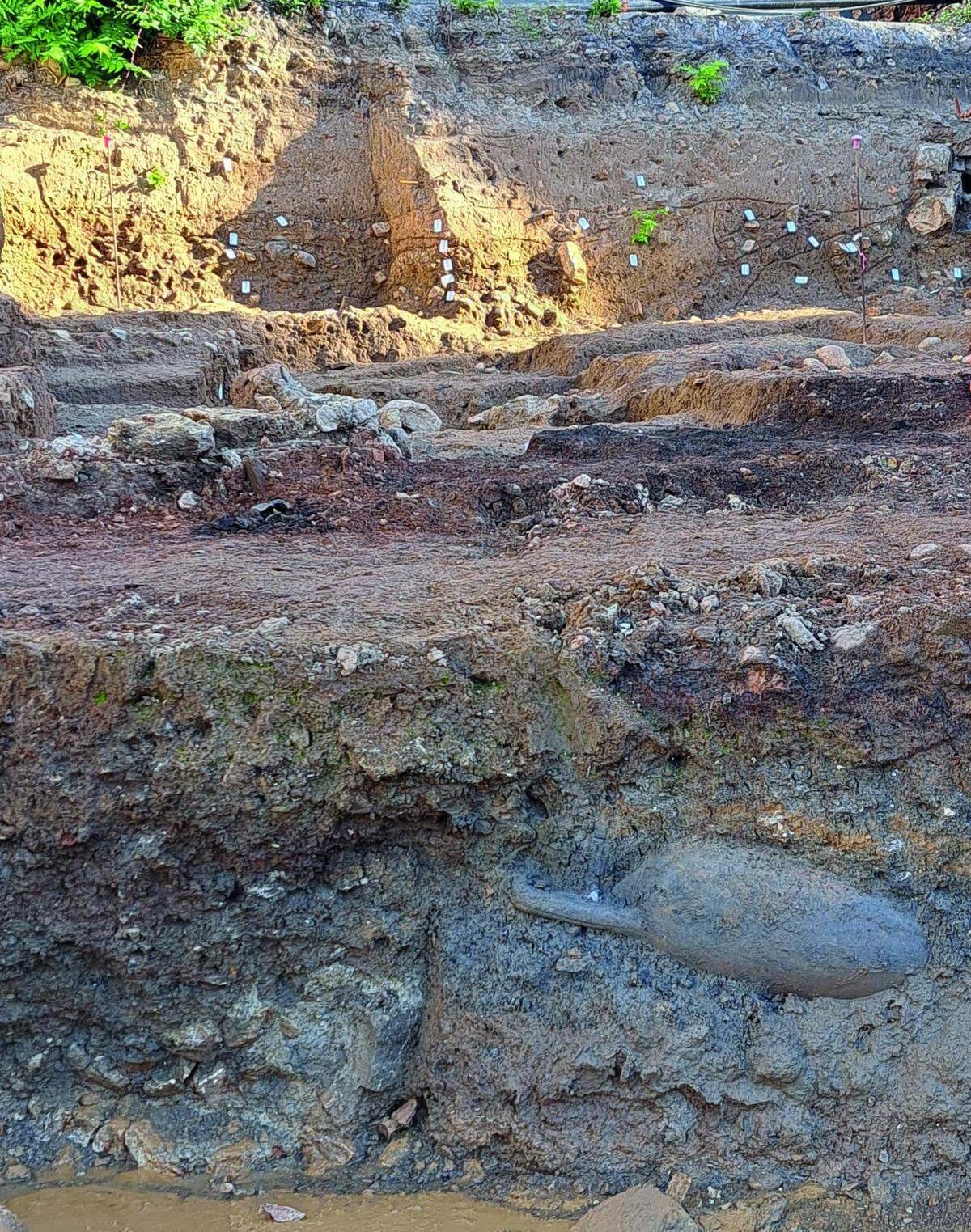 The crawl space under one warehouse was created by using recycled amphorae, a type of Roman pot.