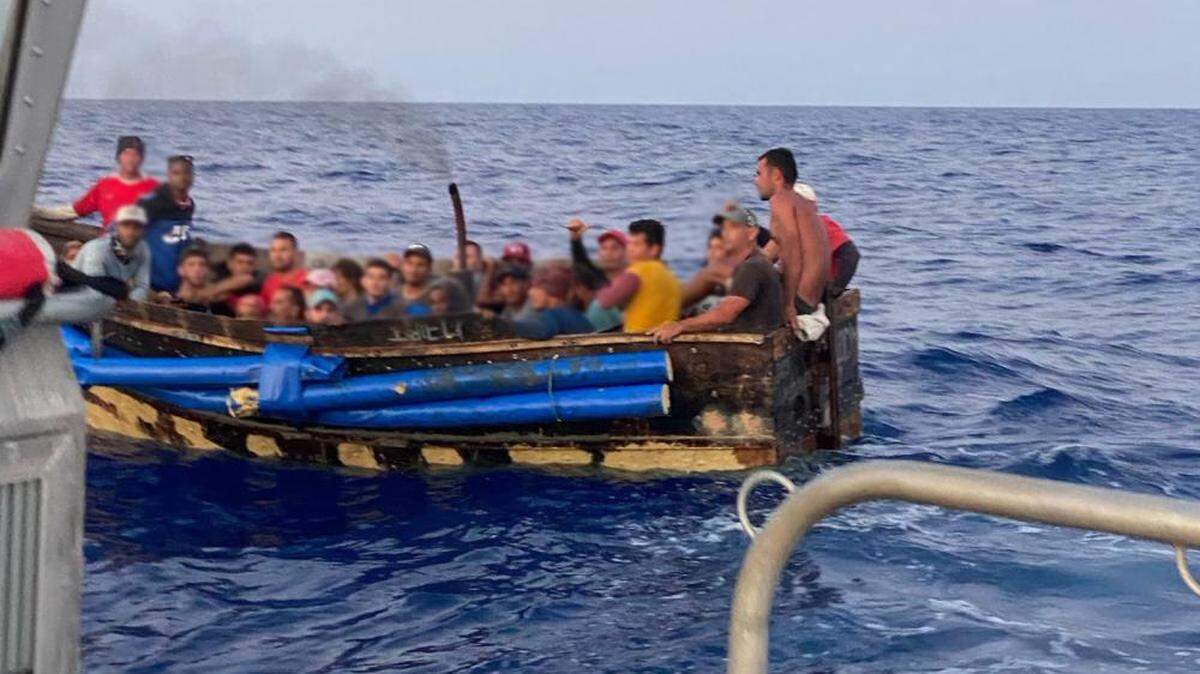 Inmigrantes cubanos en un bote frente a Marquesa Key el miércoles 8 de junio de 2022.