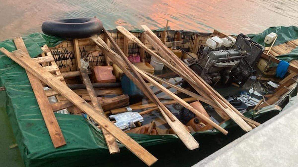 Una embarcación de migrantes flota  en Cayo Hueso el miércoles 3 de agosto de 2022, la cual, según los funcionarios de la Patrulla Fronteriza transportó a 25 personas procedentes de Cuba hasta la cadena de islas.
