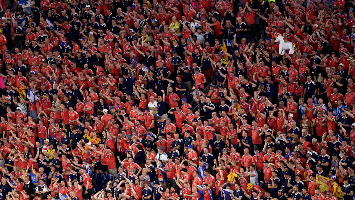 FOXBOROUGH, MASSACHUSETTS - 13 DE JUNIO: Aficionados de Escocia vitorean mientras los jugadores escoceses se alinean para el himno nacional antes del partido del Grupo C de la Copa Mundial de la FIFA 2026 entre Haití y Escocia, en el Boston Stadium, el 13 de junio de 2026 en Foxborough, Massachusetts. (Foto de Mattia Ozbot/Getty Images)