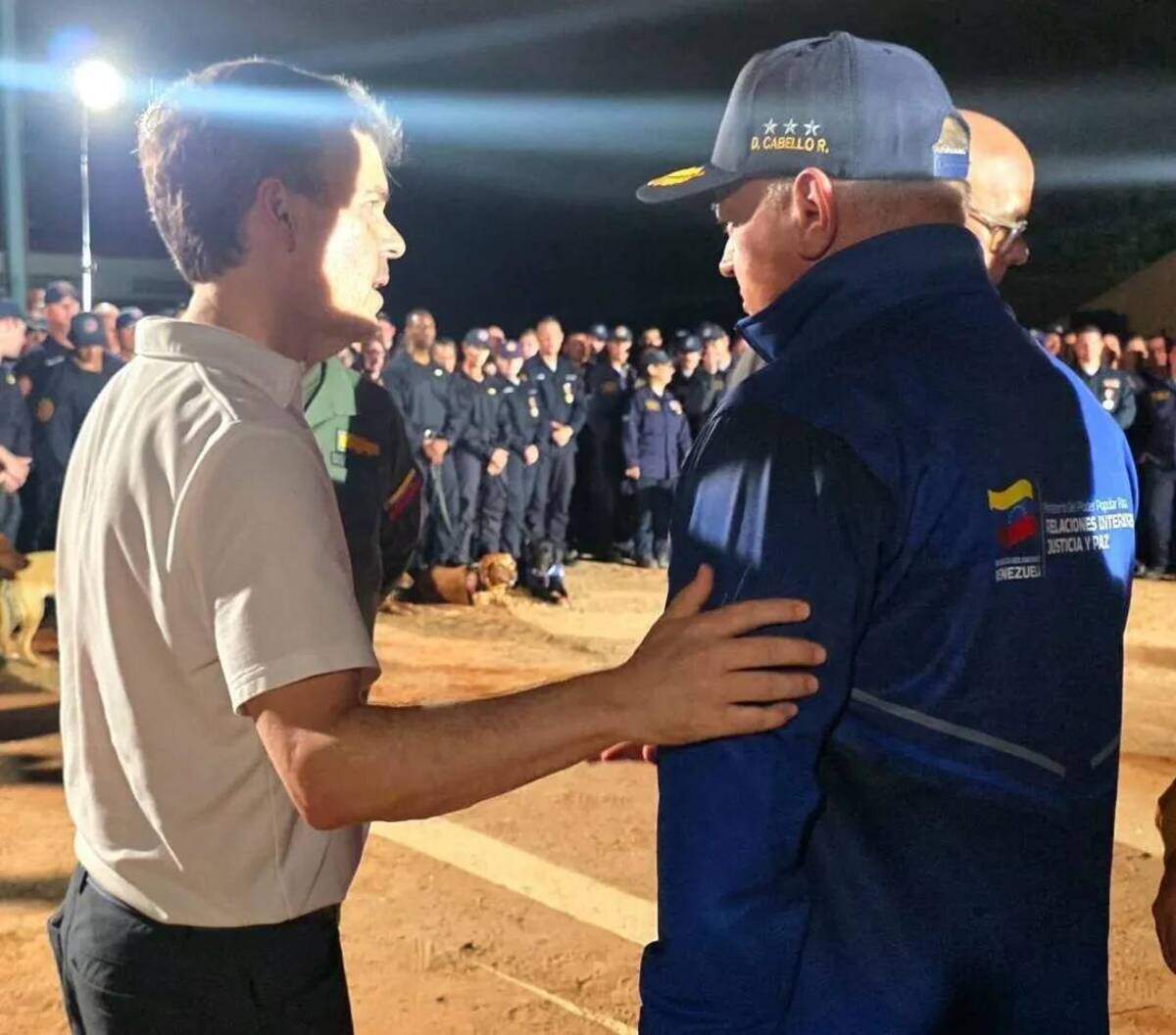 John Barrett (a la izquierda), encargado de negocios de EEUU, coloca la mano sobre el brazo del ministro del Interior de Venezuela, Diosdado Cabello, durante una visita a La Guaira, zona afectada por el terremoto. Las imágenes del encuentro circularon ampliamente en las redes sociales, avivando el debate sobre la decisión de la administración Trump de interactuar con uno de los funcionarios más poderosos de Venezuela, a pesar de existir una acusación formal en su contra en Estados Unidos y una recompensa de 25 millones de dólares por información que conduzca a su arresto.